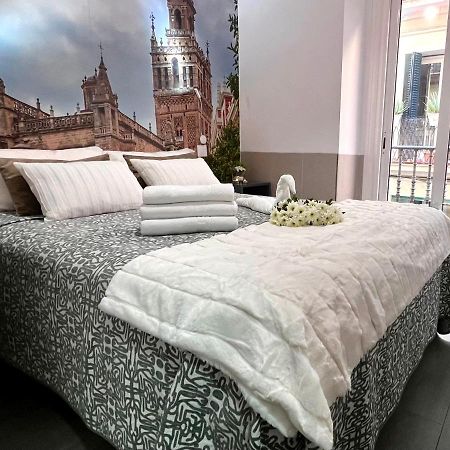 Hostal Paco'S Sevilla Kültér fotó A bed with a duvet