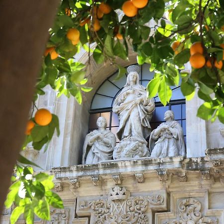 Hostal Paco'S Sevilla Kültér fotó The Orange Trees of Sorrento