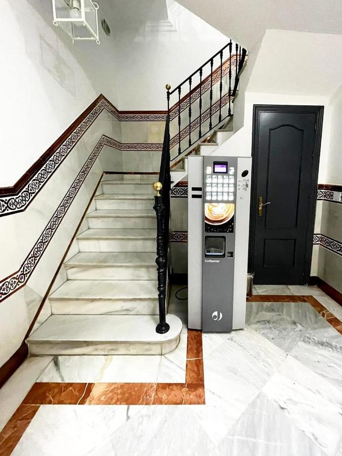 Hostal Paco'S Sevilla Kültér fotó A coffee vending machine