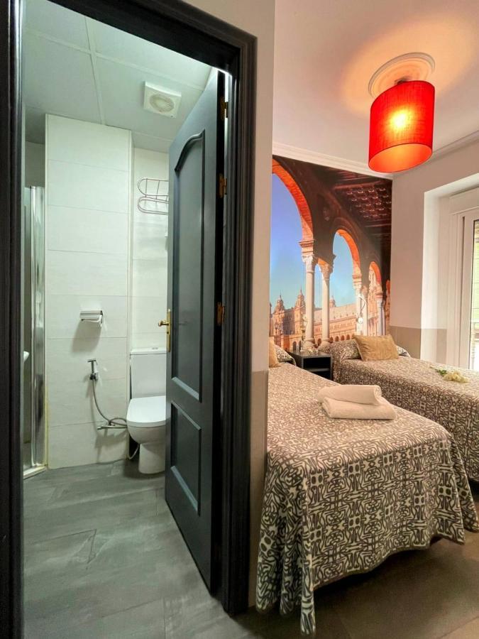 Hostal Paco'S Sevilla Kültér fotó A typical room at the hotel