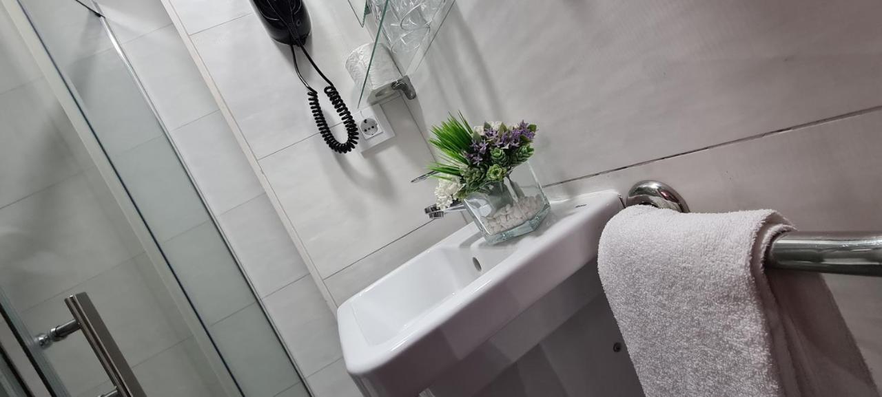 Hostal Paco'S Sevilla Kültér fotó A wall mounted sink