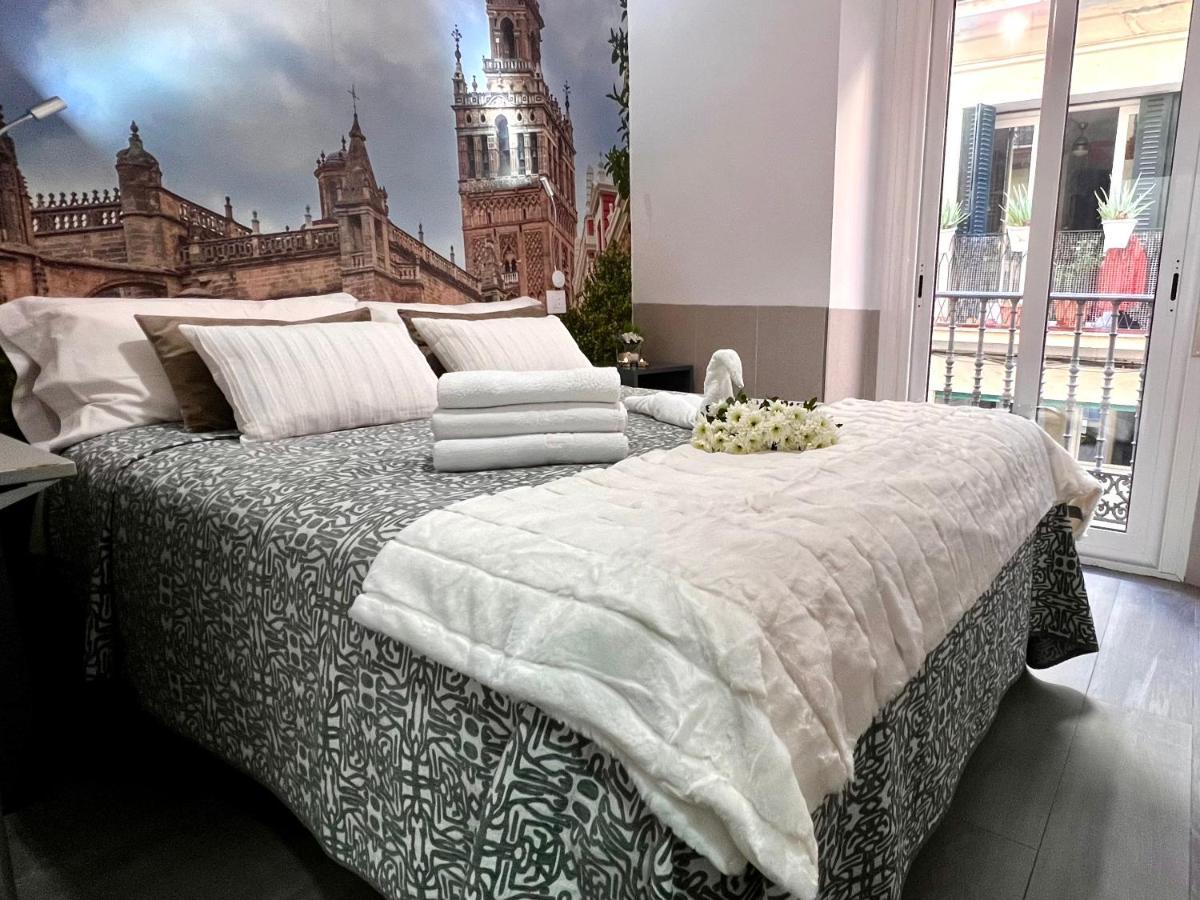 Hostal Paco'S Sevilla Kültér fotó A bed with a duvet