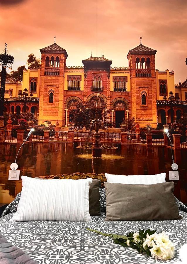 Hostal Paco'S Sevilla Kültér fotó The hotel's rooms are decorated with murals of the Alhambra.