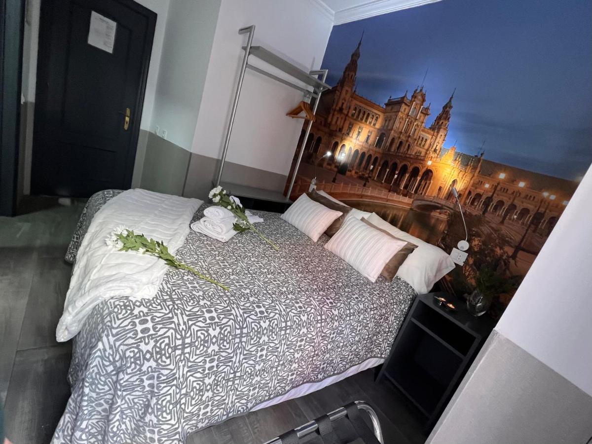 Hostal Paco'S Sevilla Kültér fotó A room at the hotel
