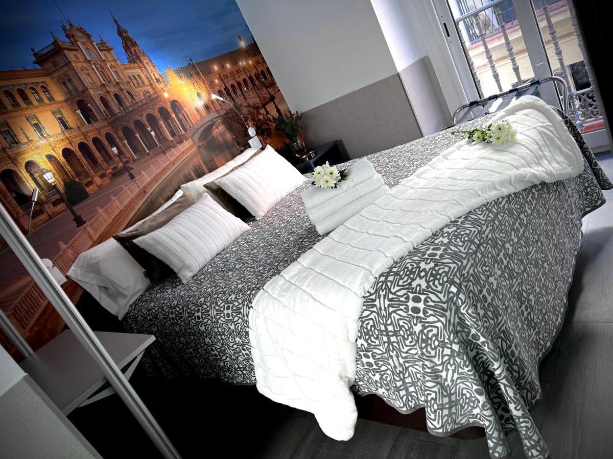Hostal Paco'S Sevilla Kültér fotó A bed with a mattress