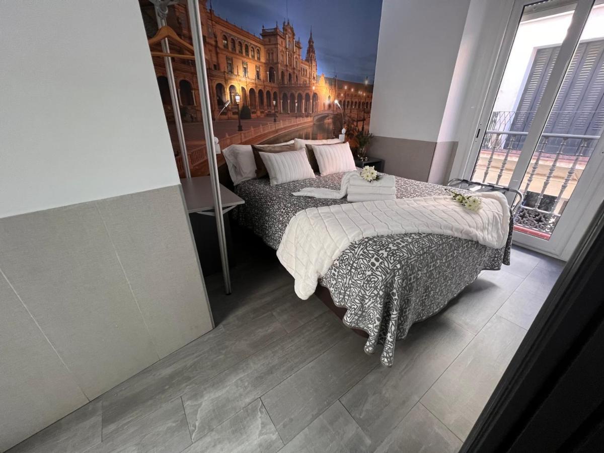 Hostal Paco'S Sevilla Kültér fotó A bedroom with a wall mural