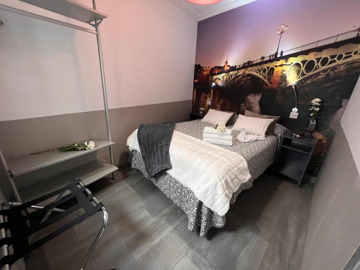 Hostal Paco'S Sevilla Kültér fotó A room at the hotel