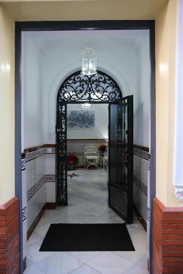 Hostal Paco'S Sevilla Kültér fotó Entrance to the patio
