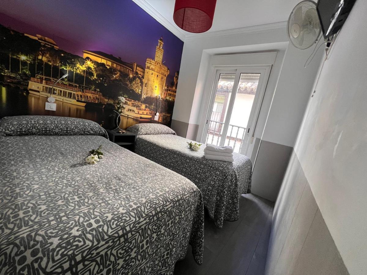 Hostal Paco'S Sevilla Kültér fotó A room at the hotel