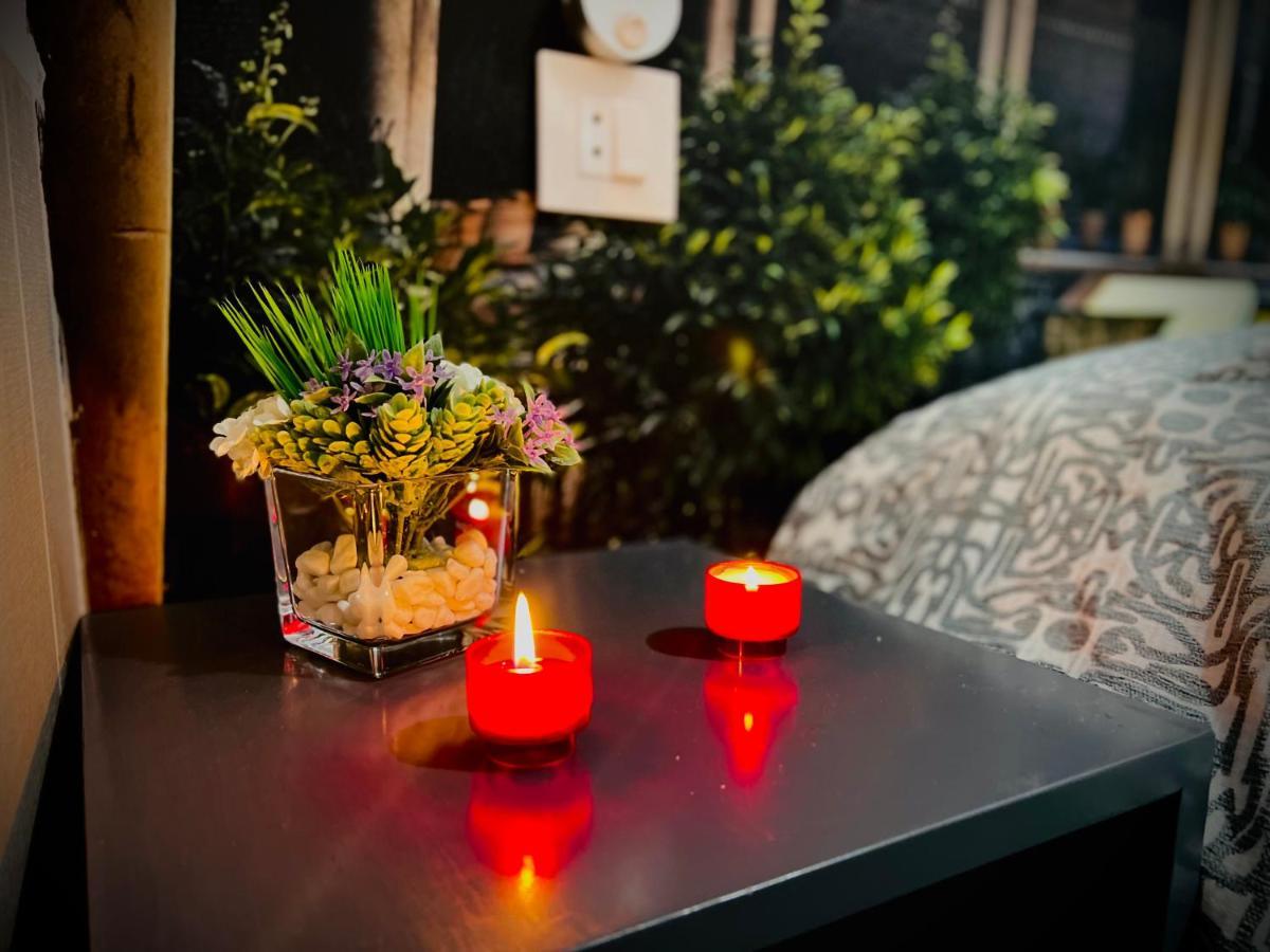 Hostal Paco'S Sevilla Kültér fotó A nightstand with a flower vase and two candles