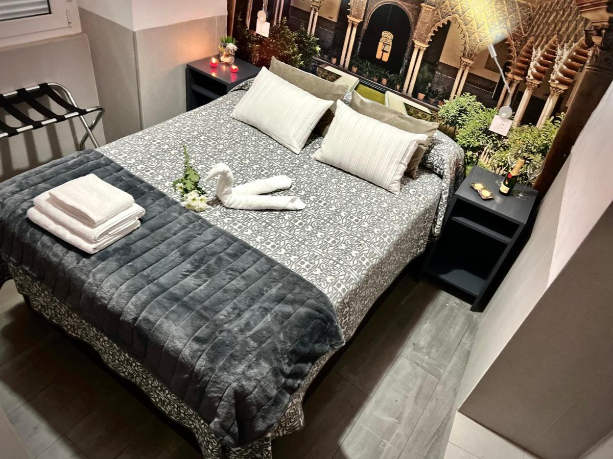Hostal Paco'S Sevilla Kültér fotó A bedroom in a hotel