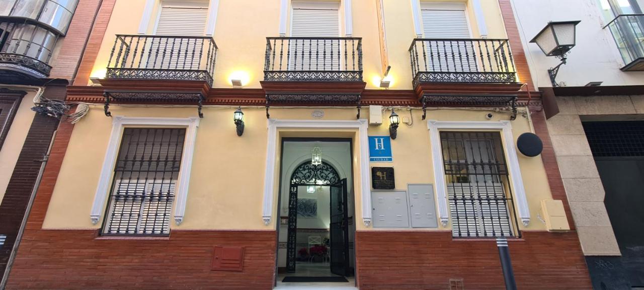 Hostal Paco'S Sevilla Kültér fotó The entrance to the museum