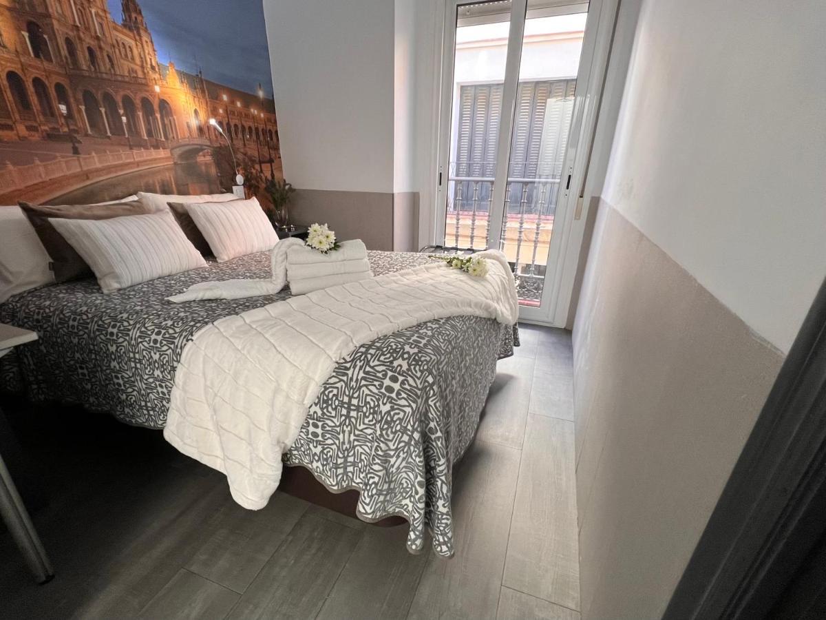 Hostal Paco'S Sevilla Kültér fotó A bedroom in the hotel