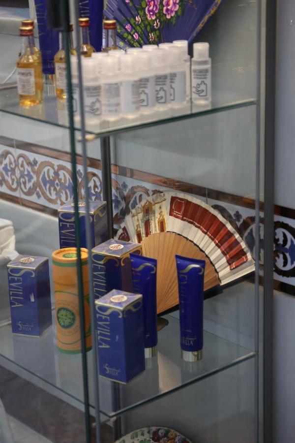 Hostal Paco'S Sevilla Kültér fotó A collection of Estee Lauder products