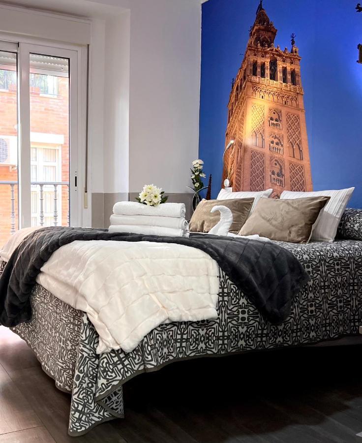 Hostal Paco'S Sevilla Kültér fotó A bed with a duvet
