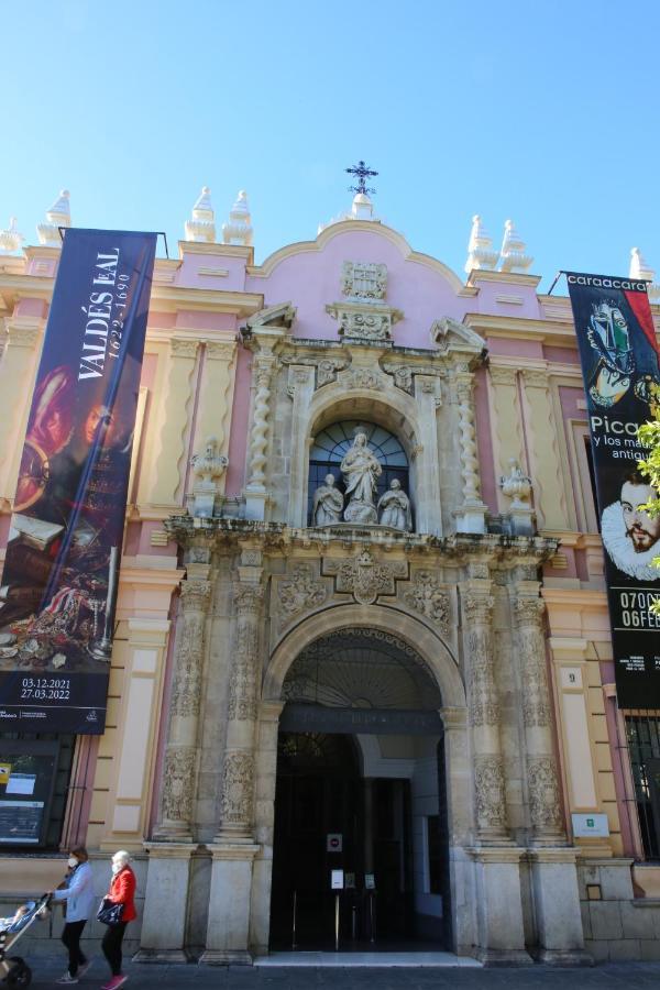 Hostal Paco'S Sevilla Kültér fotó Facade of the museum