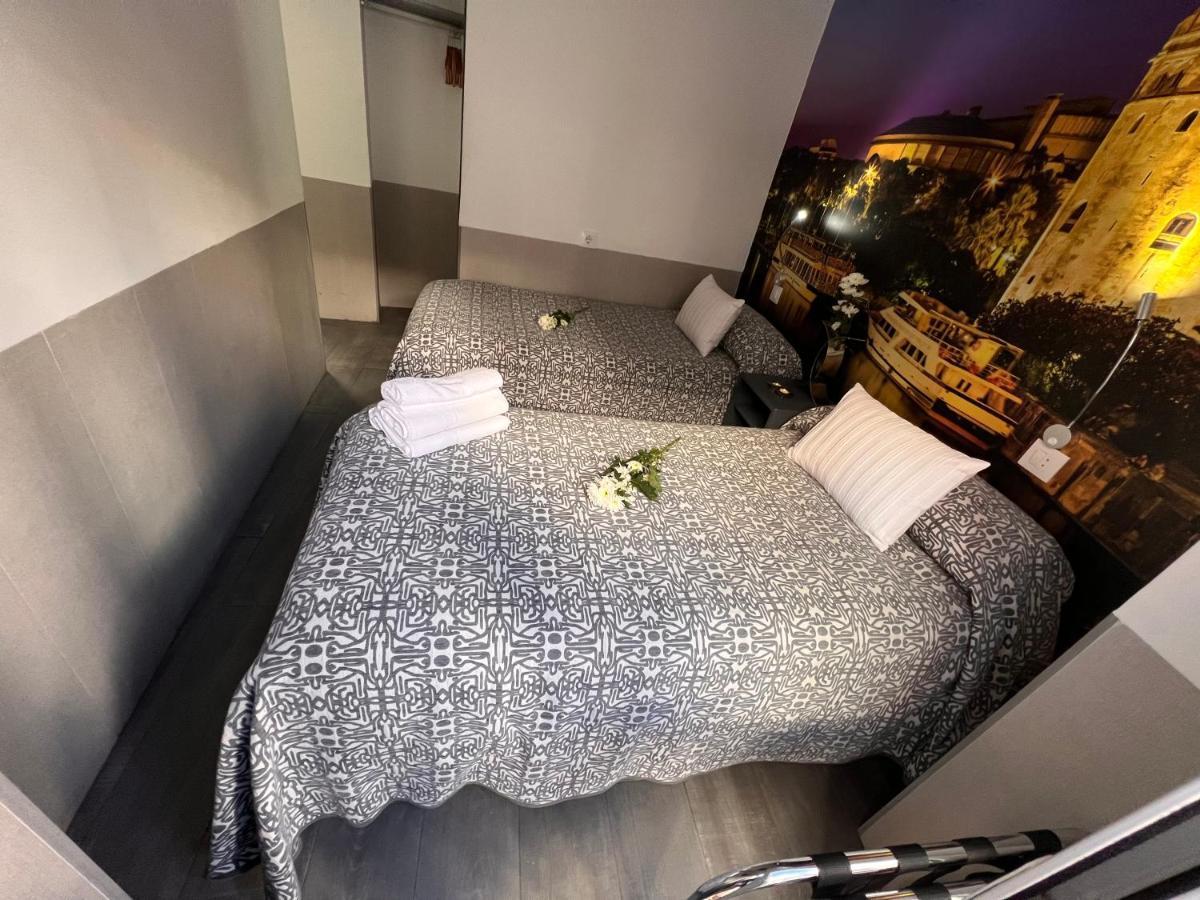 Hostal Paco'S Sevilla Kültér fotó A room at the hotel