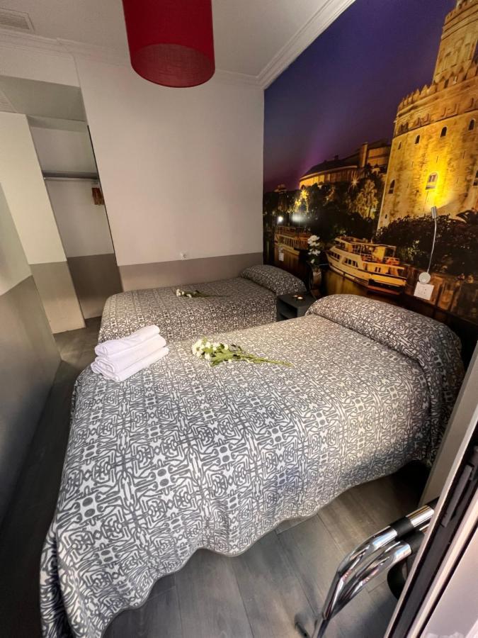 Hostal Paco'S Sevilla Kültér fotó A room at the hotel