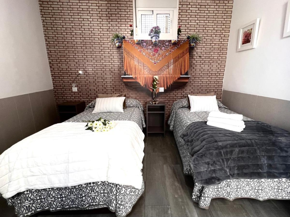 Hostal Paco'S Sevilla Kültér fotó A room at the hotel