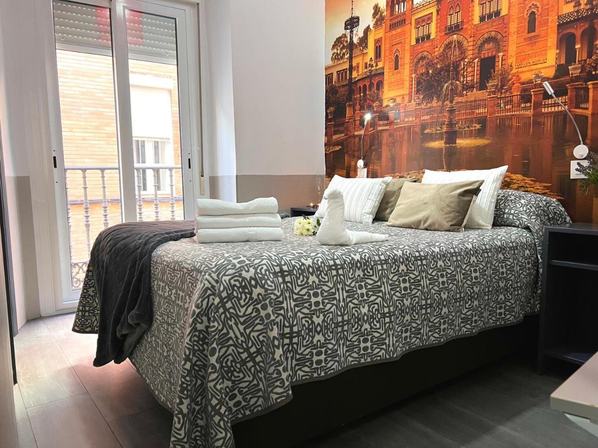 Hostal Paco'S Sevilla Kültér fotó A bedroom in a hotel