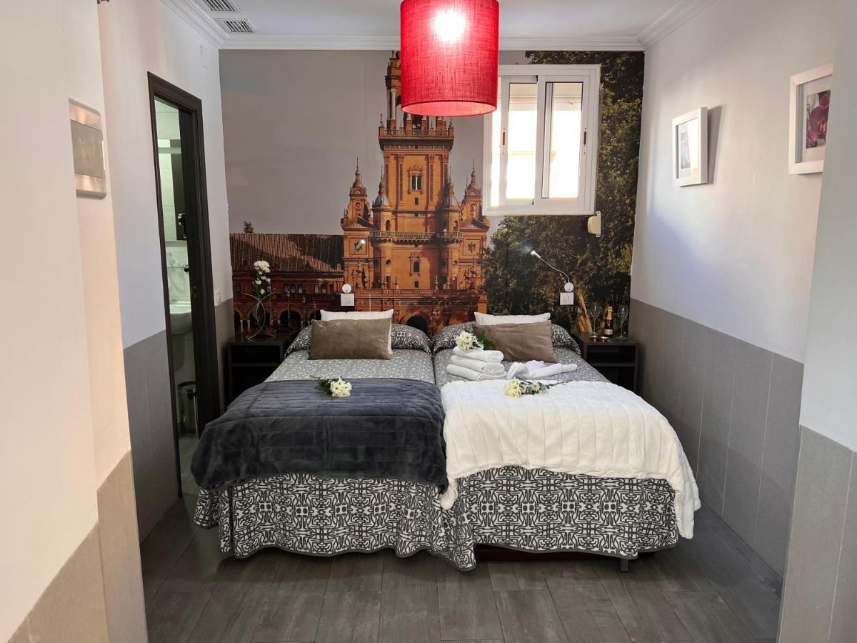 Hostal Paco'S Sevilla Kültér fotó A room at the hotel