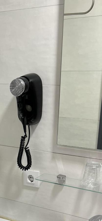 Hostal Paco'S Sevilla Kültér fotó A wall-mounted hair dryer