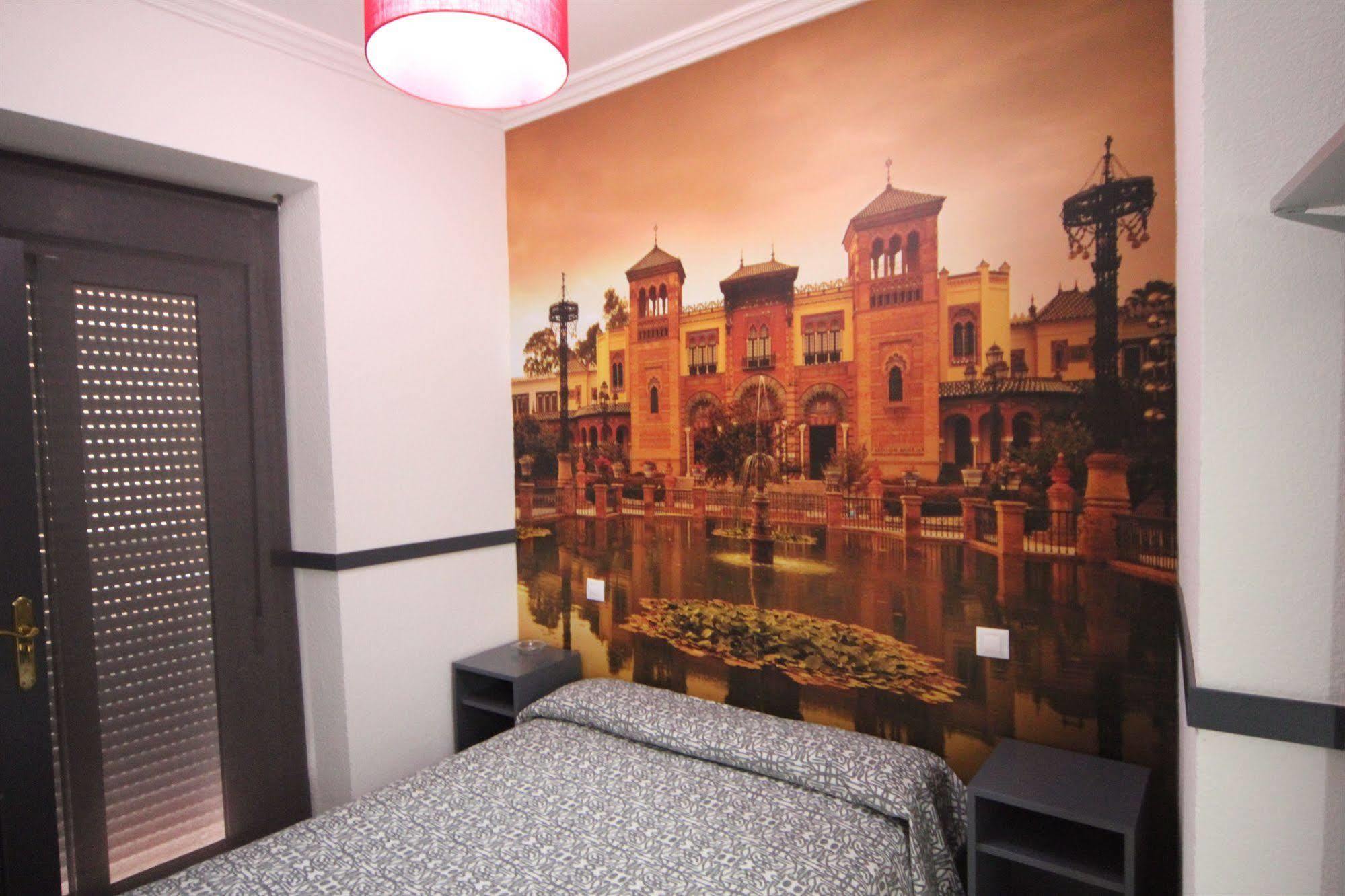 Hostal Paco'S Sevilla Kültér fotó A room at the hotel