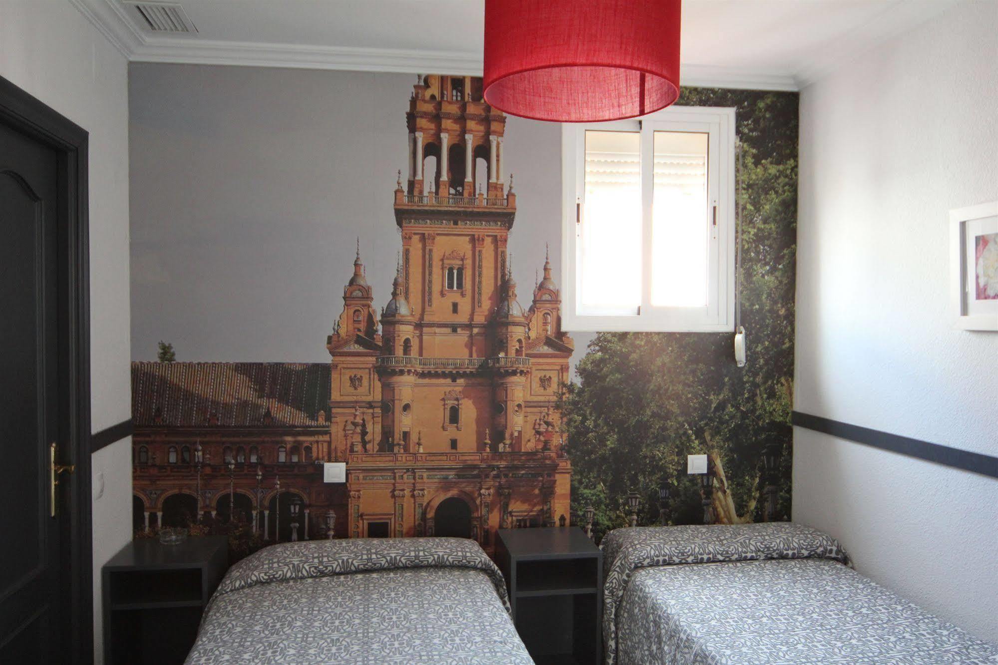 Hostal Paco'S Sevilla Kültér fotó A room at the hotel