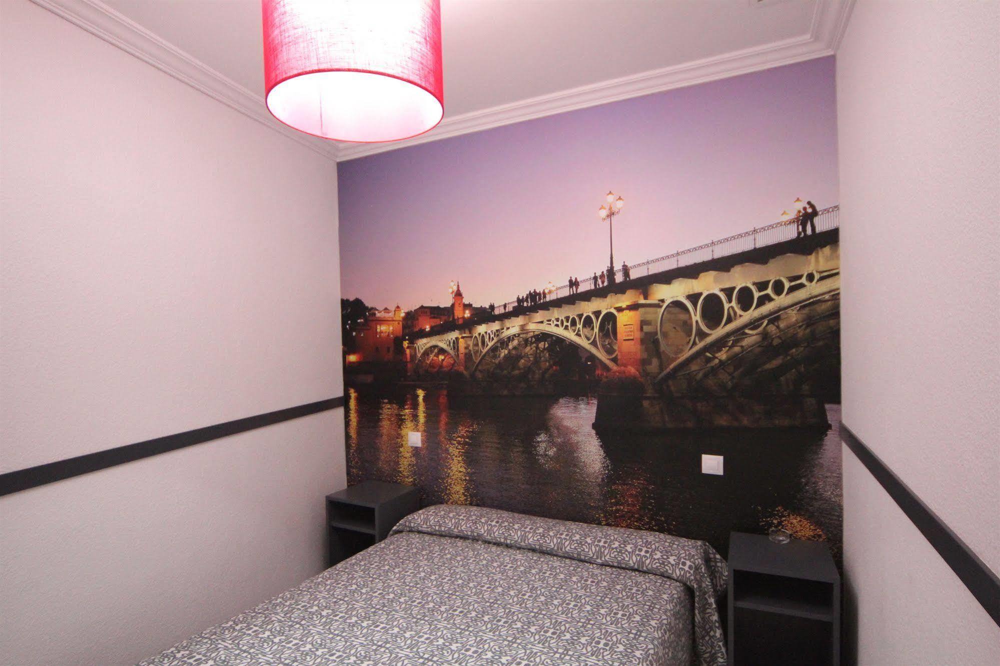 Hostal Paco'S Sevilla Kültér fotó A room at the hotel