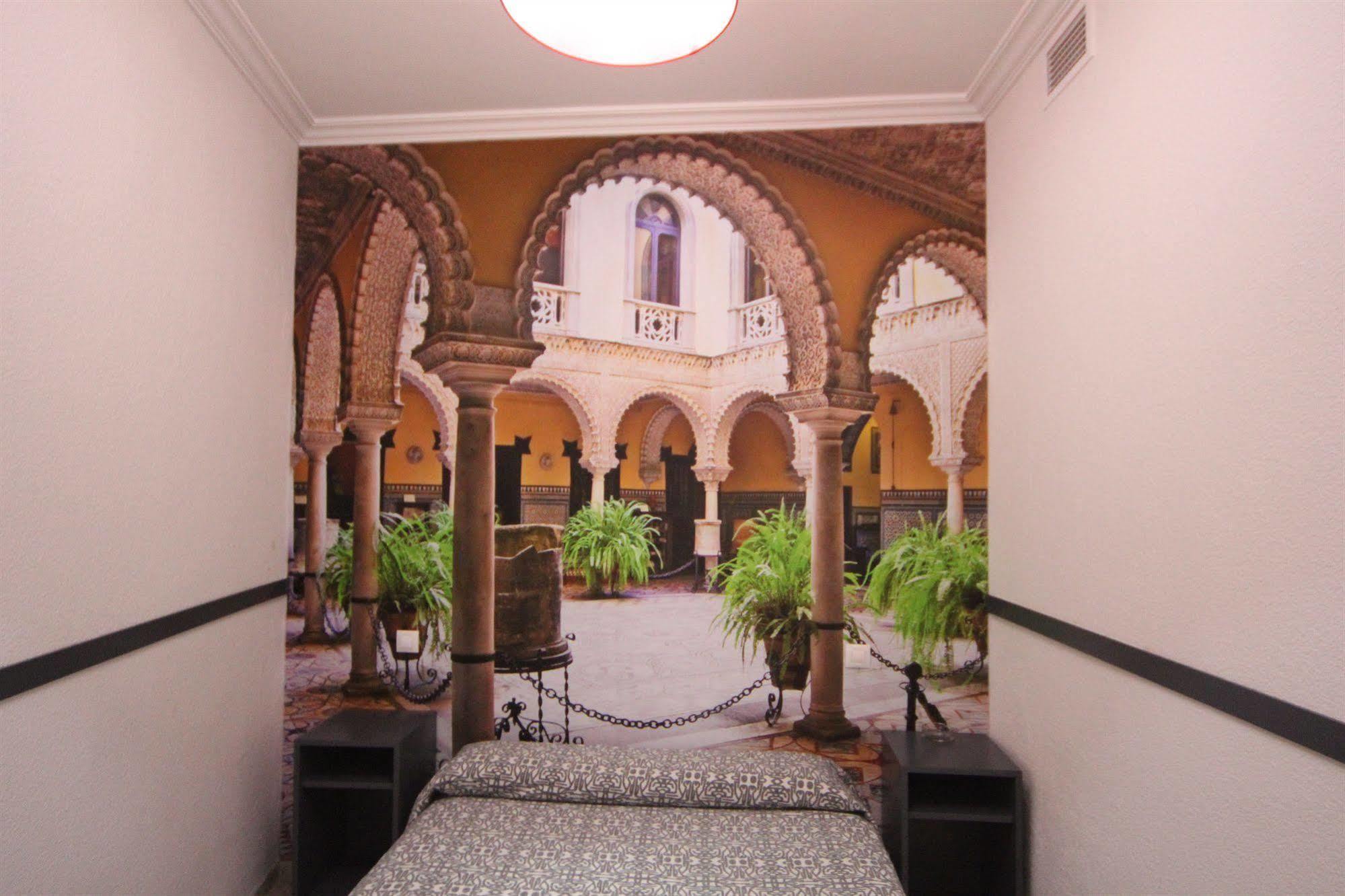 Hostal Paco'S Sevilla Kültér fotó The interior of the hotel