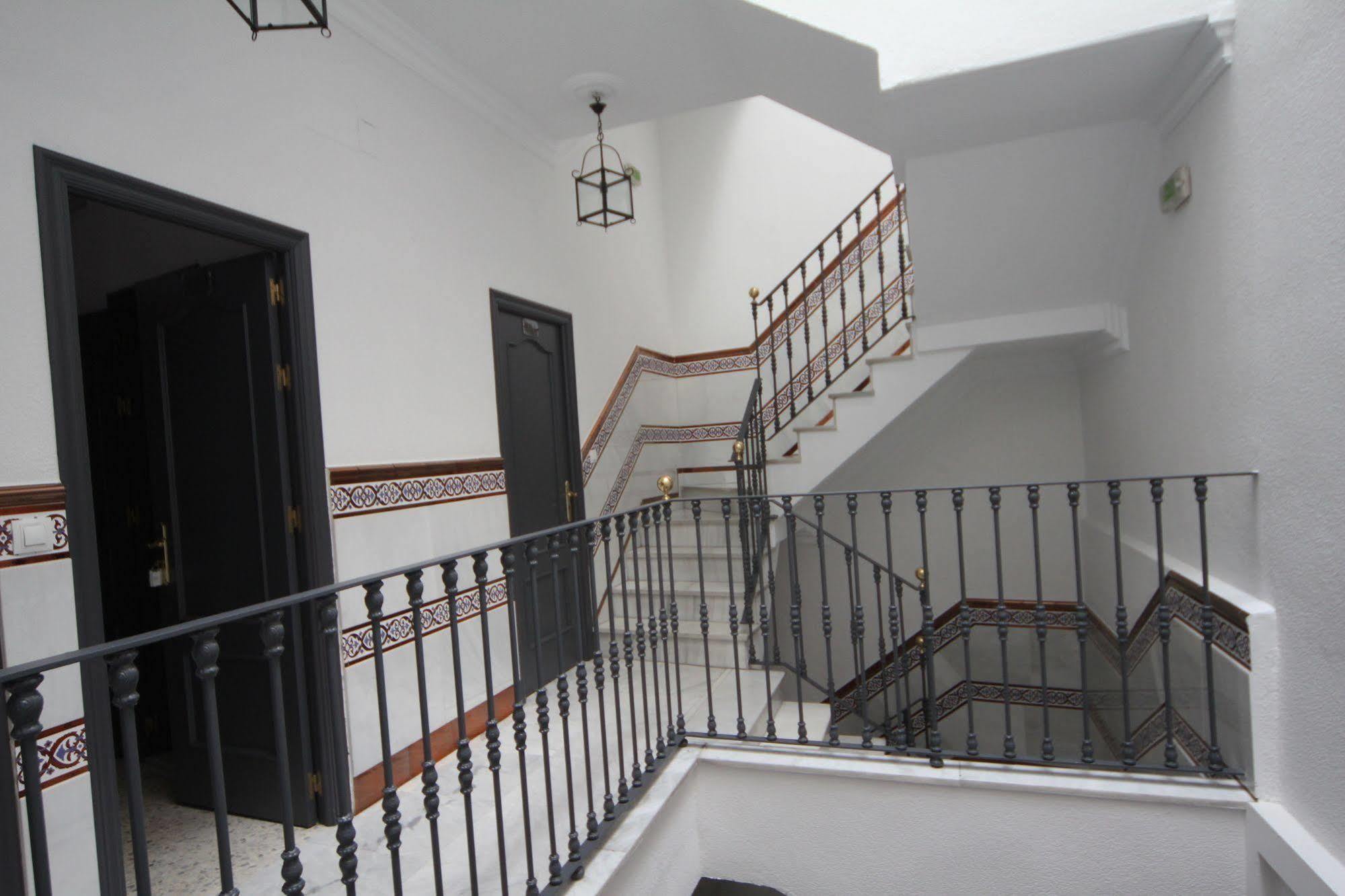 Hostal Paco'S Sevilla Kültér fotó Staircase