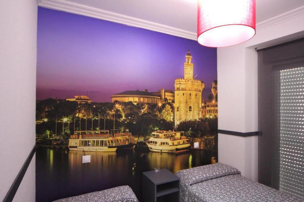 Hostal Paco'S Sevilla Kültér fotó A wall mural in a hotel room